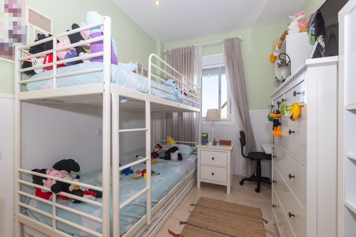 3 makuuhuone Huoneisto myytävänä paikassa Estepona mukana uima-altaan 
autotalli - 365 000 € (Ref: 9478877)