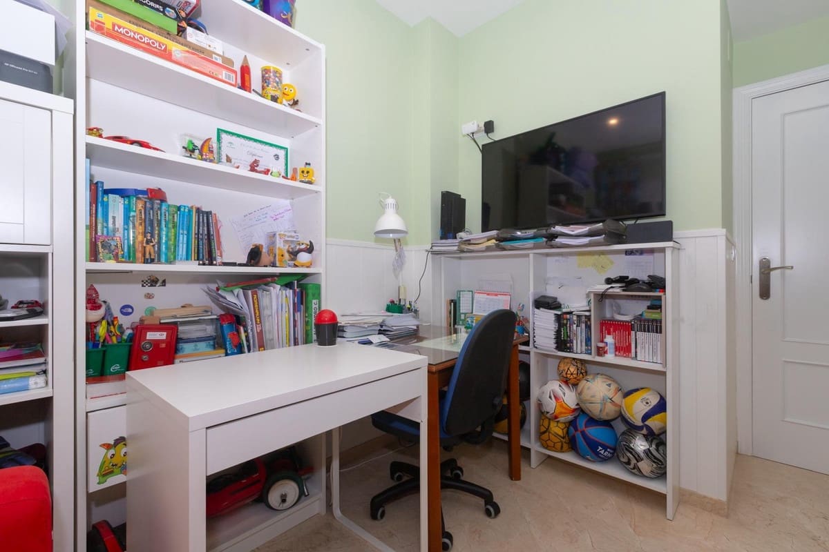 3 makuuhuone Huoneisto myytävänä paikassa Estepona mukana uima-altaan 
autotalli - 365 000 € (Ref: 9478877)