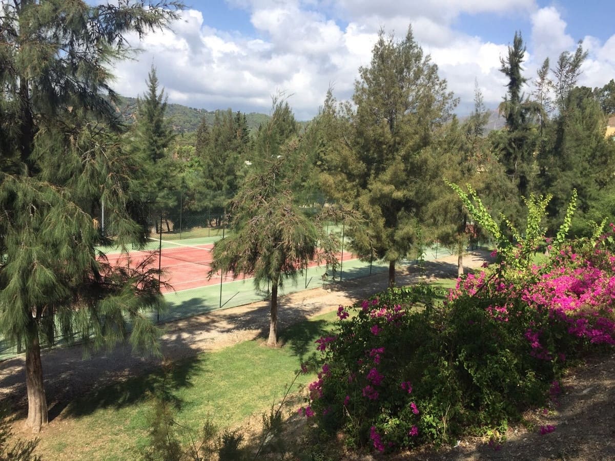 2 bedroom Apartment for sale in Benahavis with pool garage - € 370,000 (Ref: 9478880)