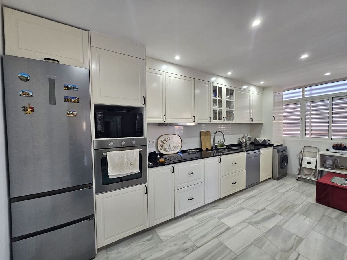 2 soverom Leilighet til salgs i Fuengirola med svømmebasseng garasje - € 370 000 (Ref: 9478881)