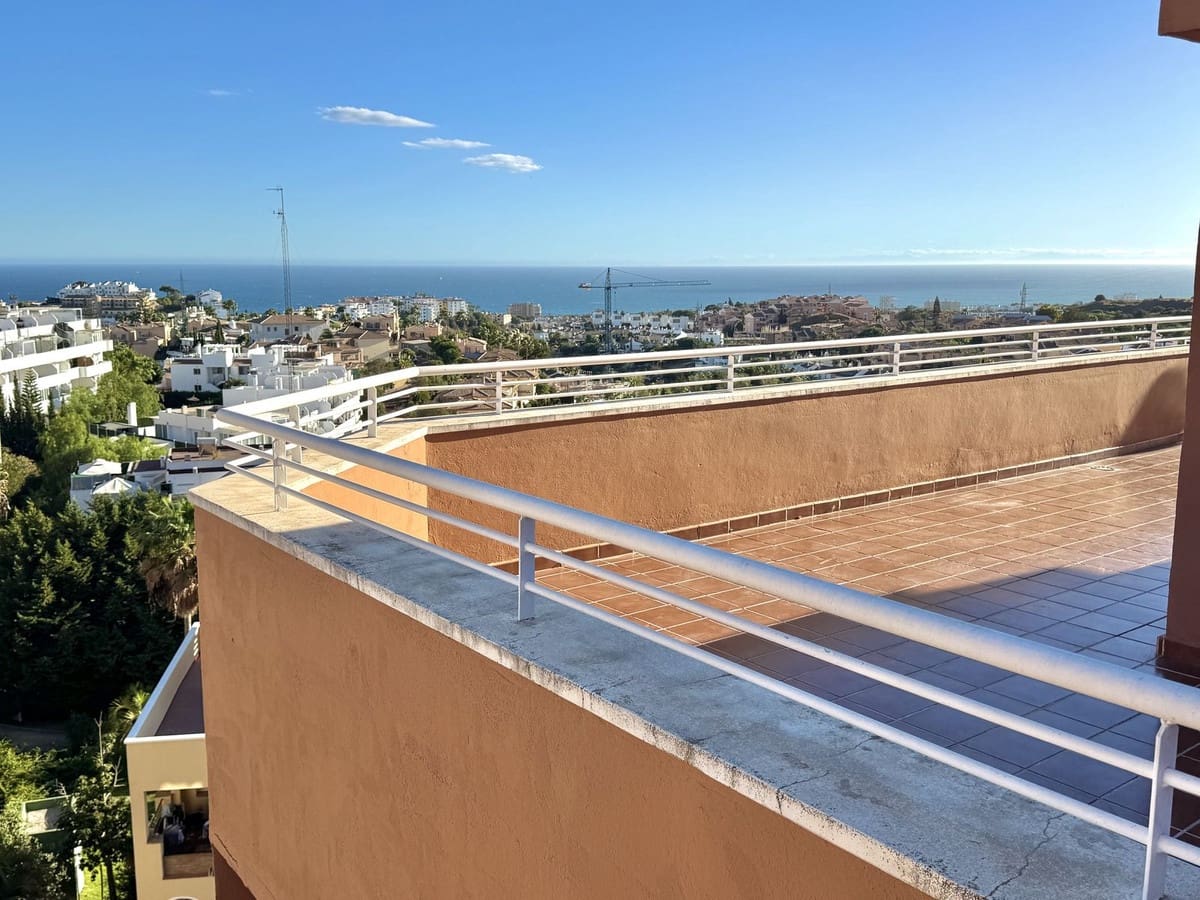 2 soverom Leilighet til salgs i Riviera del Sol med svømmebasseng garasje - € 375 000 (Ref: 9478886)