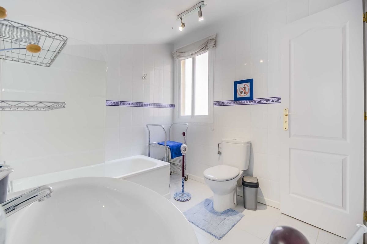 3 bedroom Penthouse for sale in Fuengirola with pool garage - € 385,000 (Ref: 9478890)