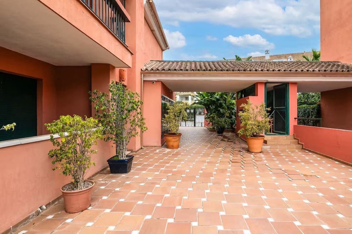 2 bedroom Apartment for sale in Marbesa with pool garage - € 389,000 (Ref: 9478892)