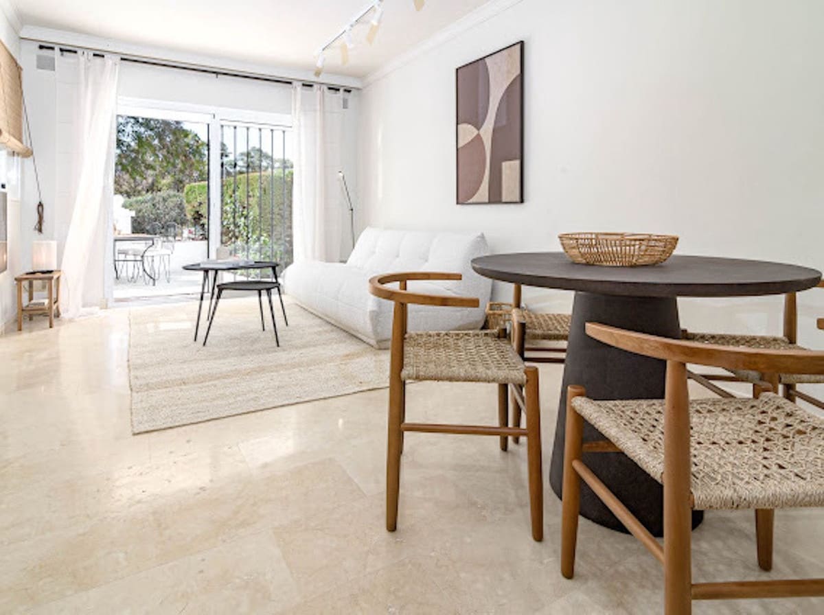 2 sypialnia Apartament na sprzedaż w Nueva Andalucia z basenem garażem - 394 500 € (Ref: 9478898)