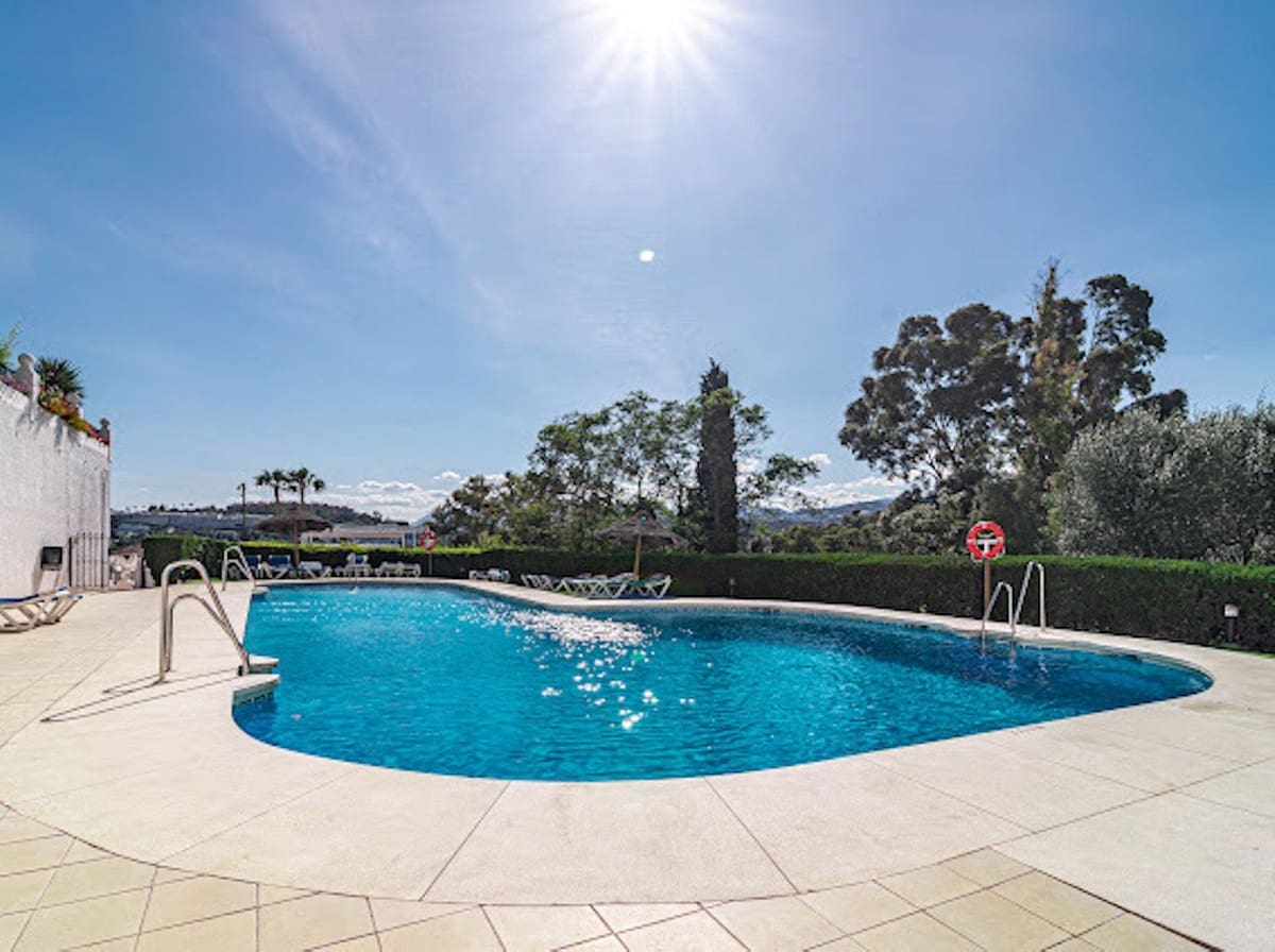 2 sypialnia Apartament na sprzedaż w Nueva Andalucia z basenem garażem - 394 500 € (Ref: 9478898)