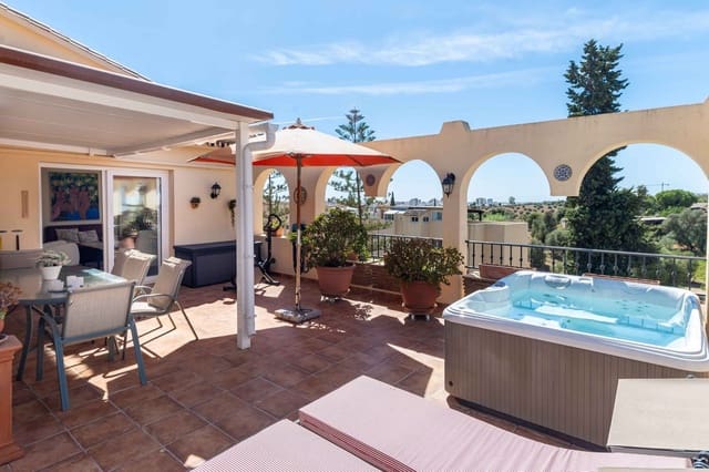 2 bedroom Penthouse for sale in La Sierrezuela, Mijas with pool garage - € 395,000 (Ref: 9478930)