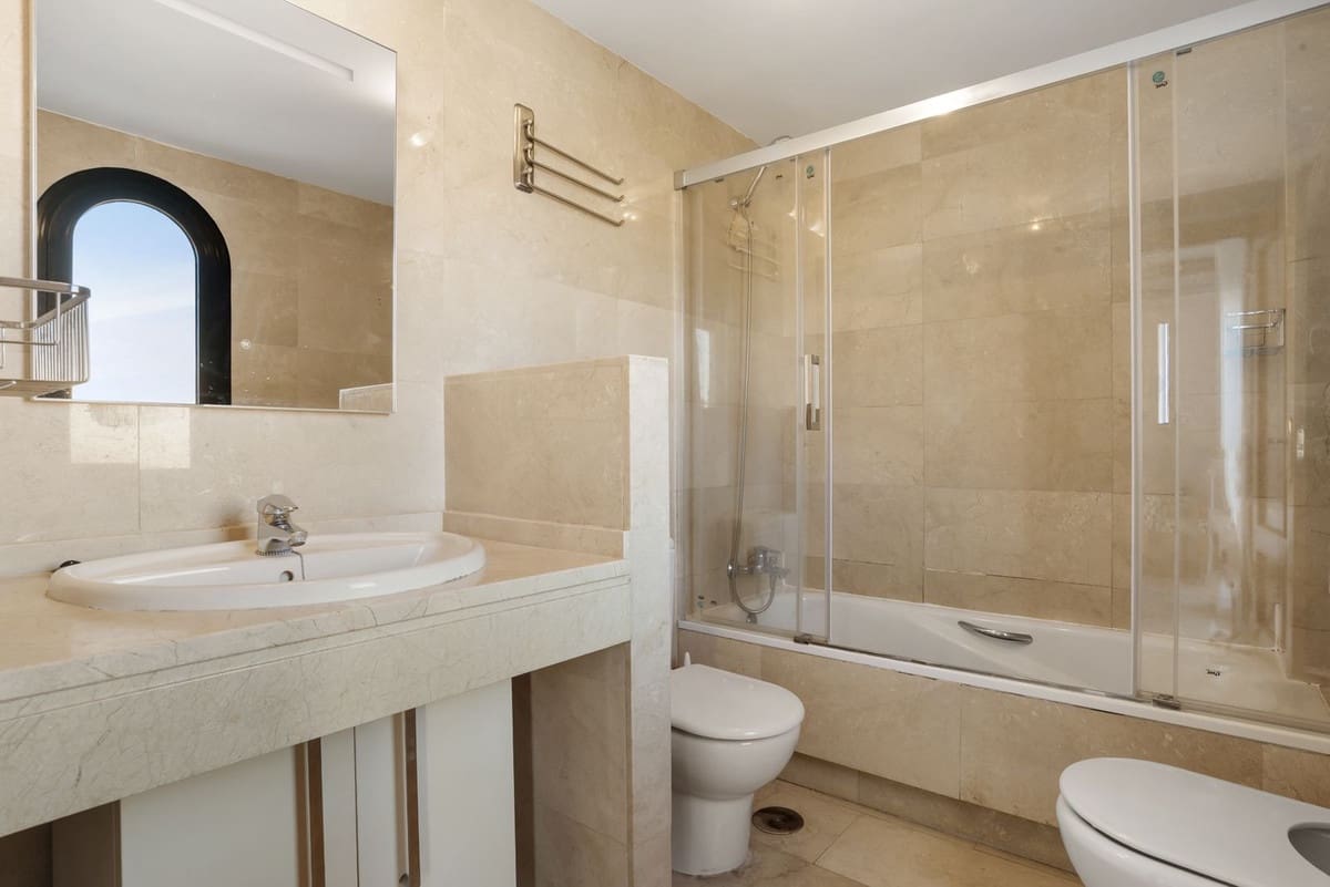 2 slaapkamer Appartement te koop in Bel-Air met zwembad garage - € 399.950 (Ref: 9478936)