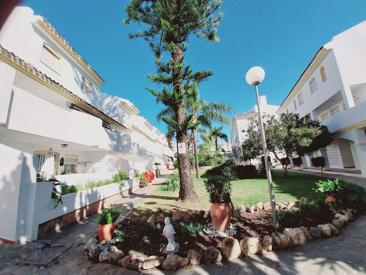 2 bedroom Apartment for sale in Calahonda with pool - € 293,000 (Ref: 9500327)