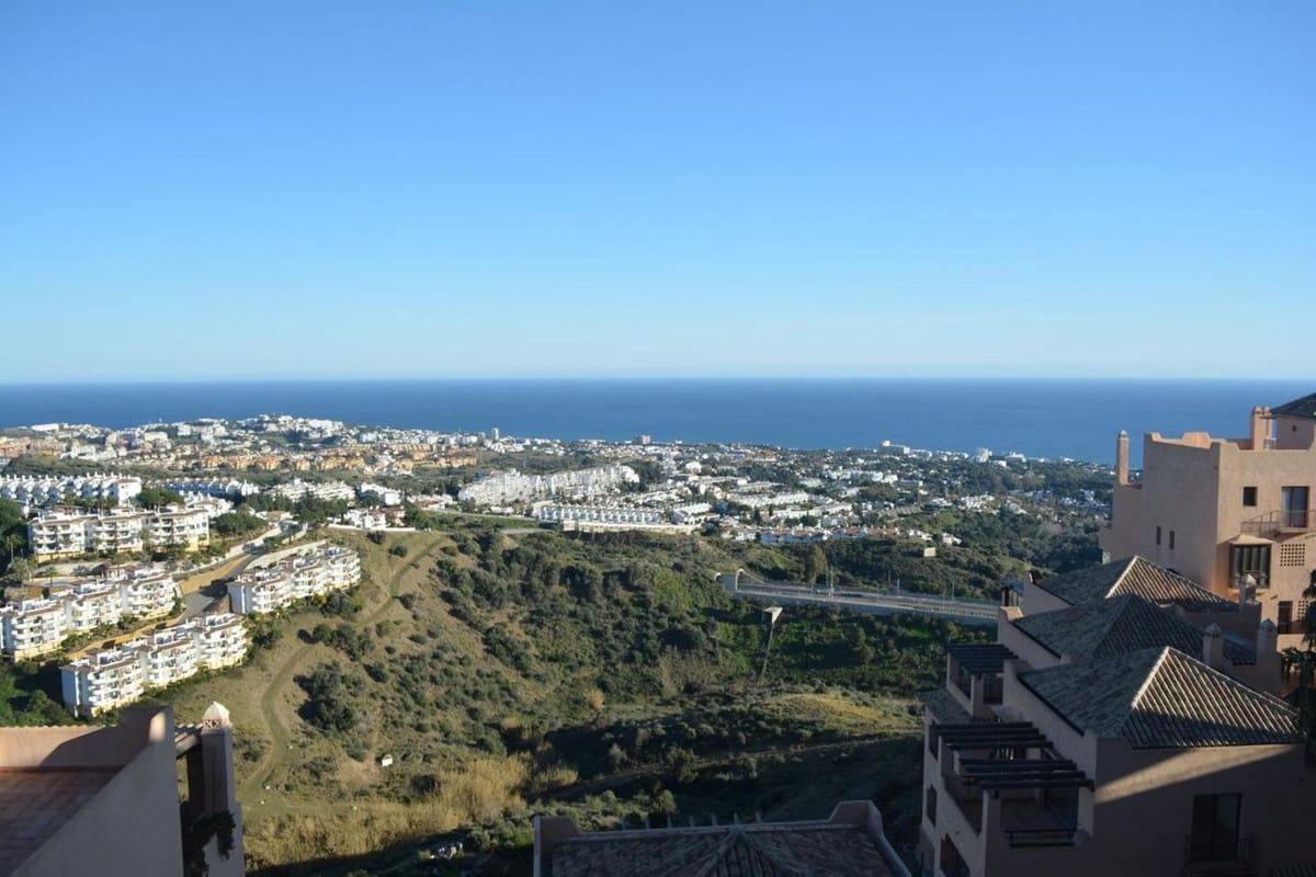 2 bedroom Apartment for sale in Calahonda with pool garage - € 302,000 (Ref: 9500708)