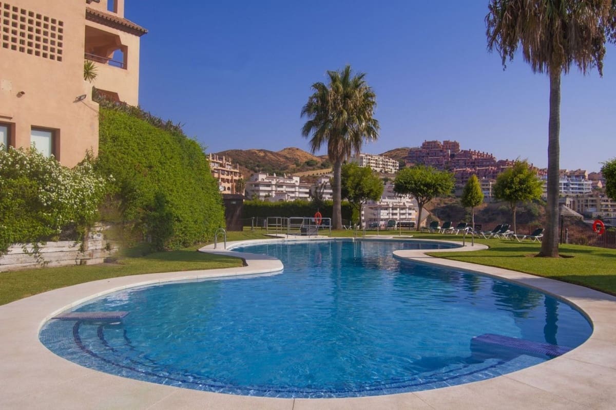 2 bedroom Apartment for sale in Calahonda with pool garage - € 302,000 (Ref: 9500708)