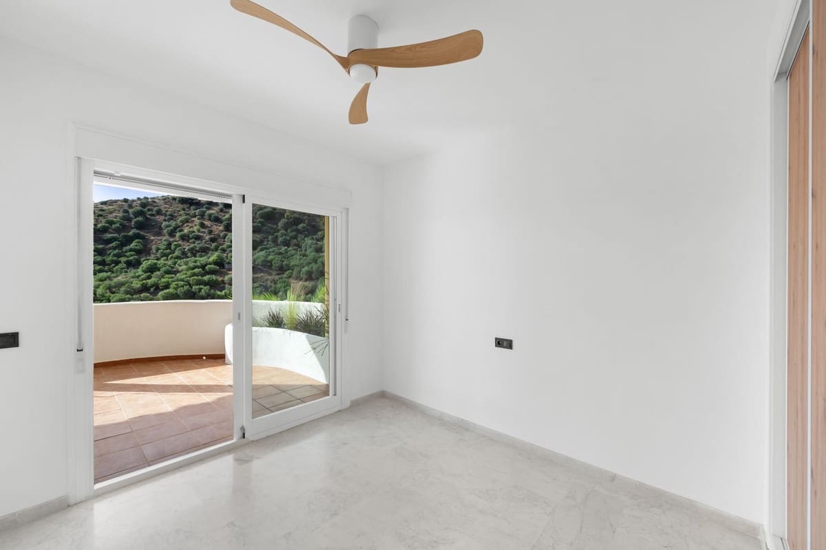 2 bedroom Apartment for sale in Calahonda with pool garage - € 379,000 (Ref: 9500709)