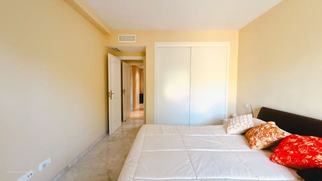 2 soveværelse Lejlighed til salg i La Reserva, Marbella med swimmingpool garage - € 299.000 (Ref: 9504617)