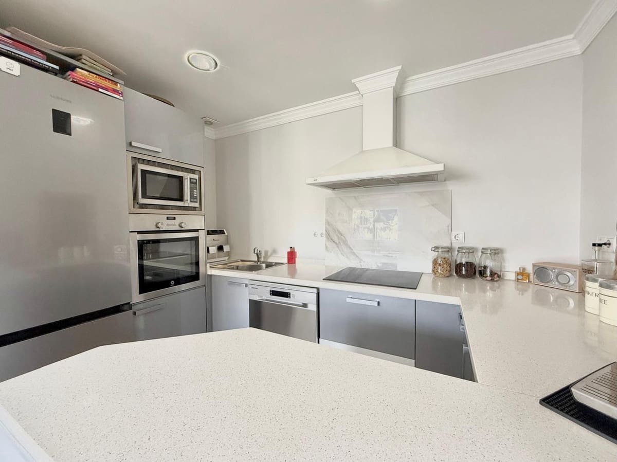 2 bedroom Apartment for sale in Fuengirola with pool - € 299,000 (Ref: 9504706)