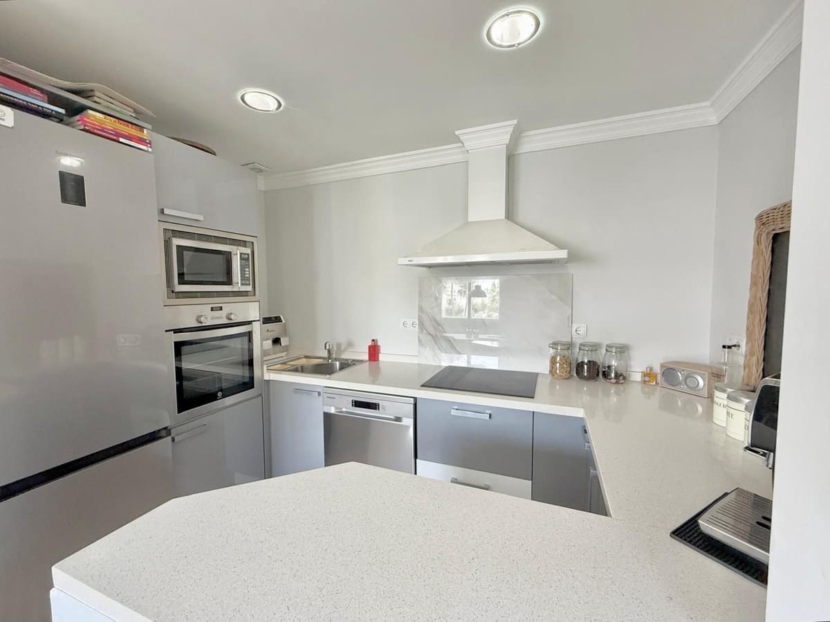 2 bedroom Apartment for sale in Fuengirola with pool - € 299,000 (Ref: 9504706)