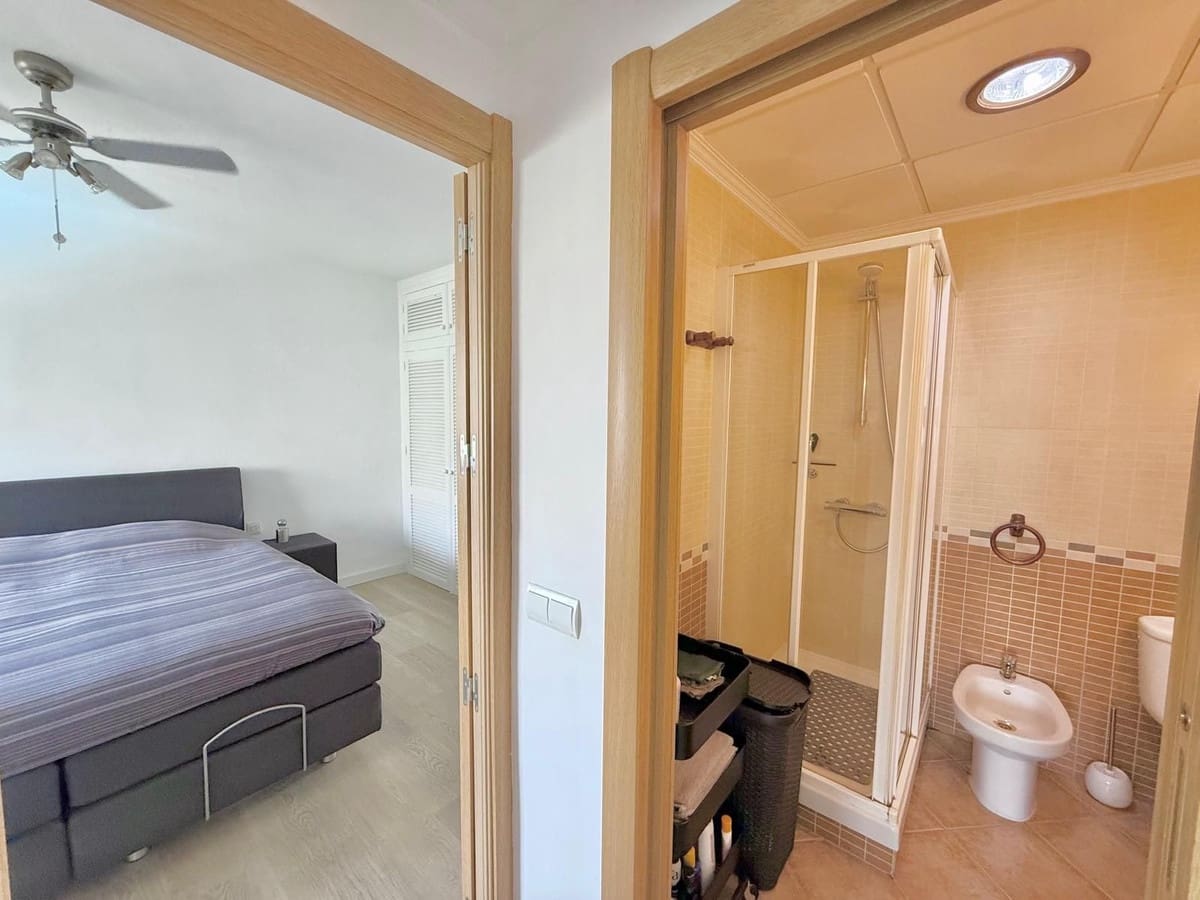 2 bedroom Apartment for sale in Fuengirola with pool - € 299,000 (Ref: 9504706)