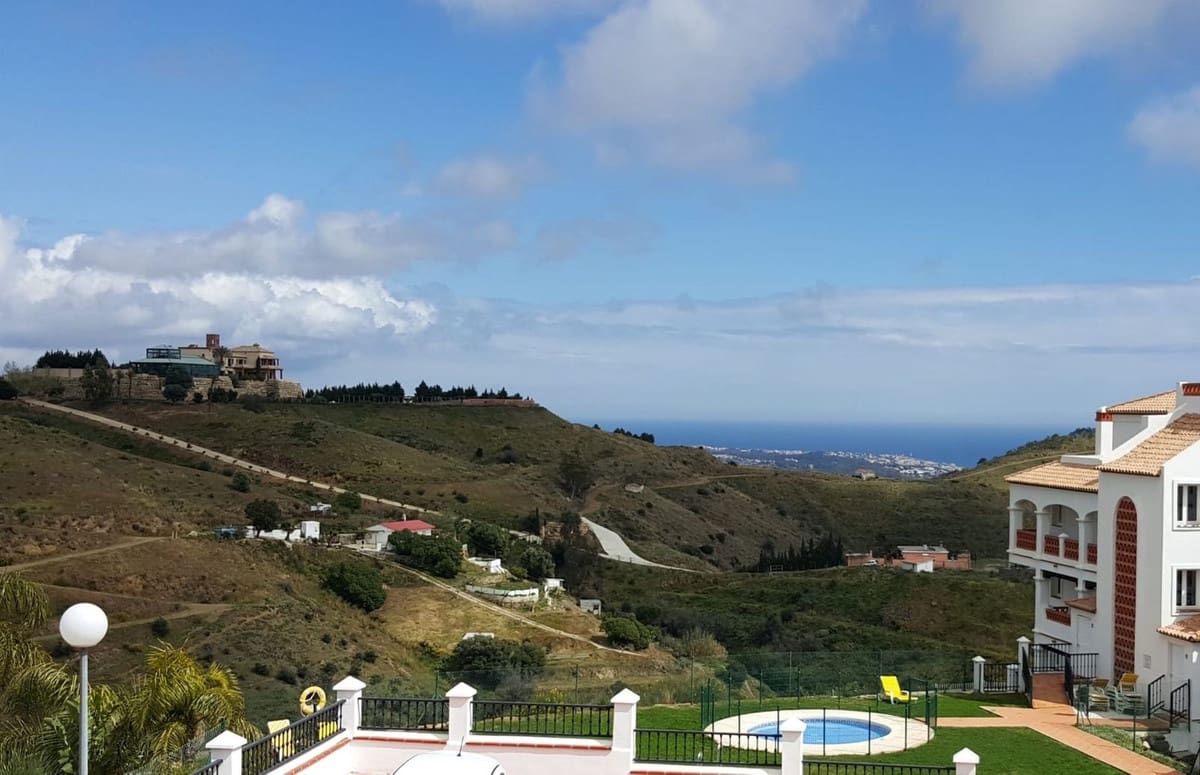 2 bedroom Apartment for sale in Calahonda with pool garage - € 429,000 (Ref: 9506183)