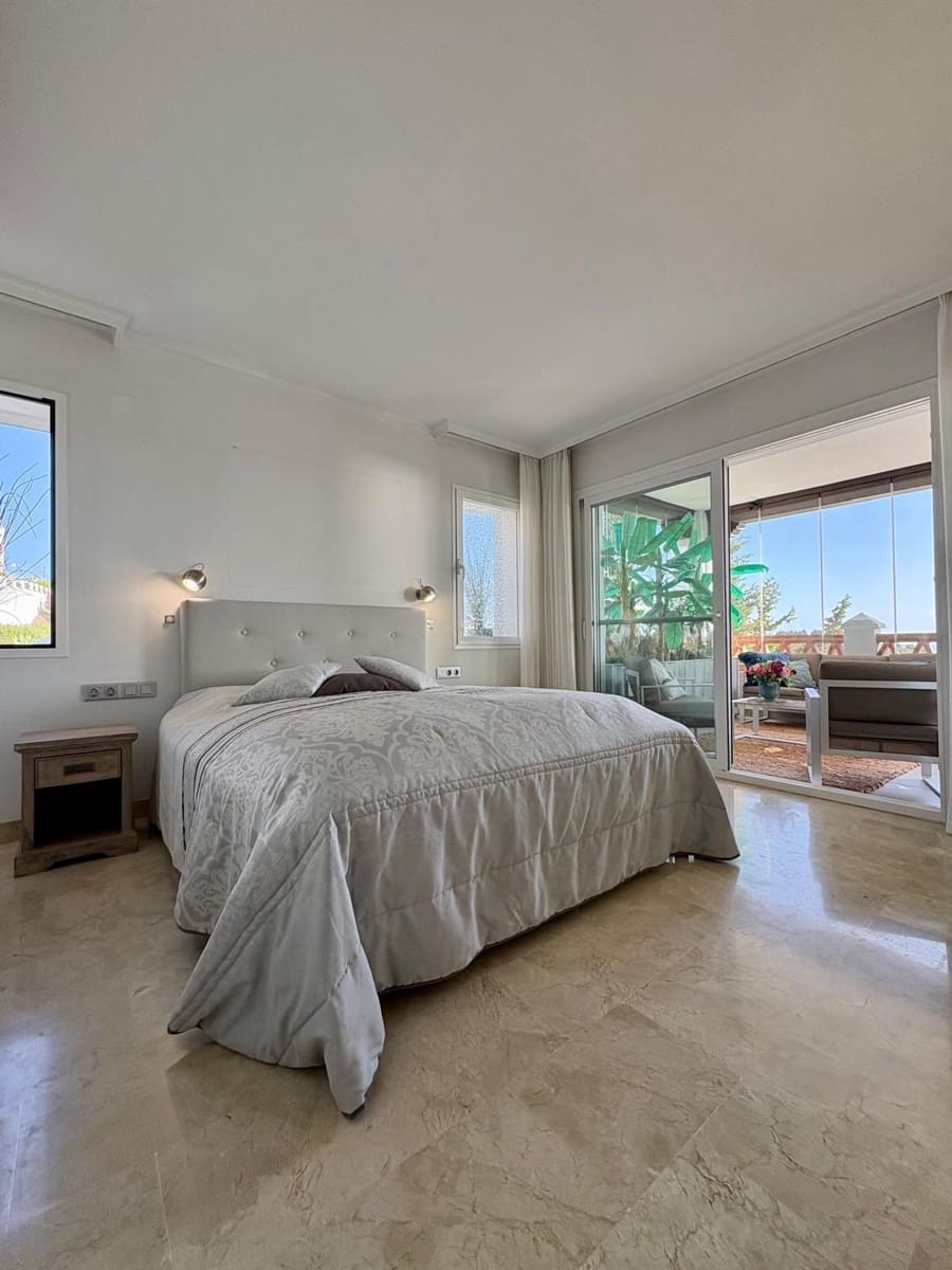 2 bedroom Apartment for sale in Calahonda with pool garage - € 429,000 (Ref: 9506183)