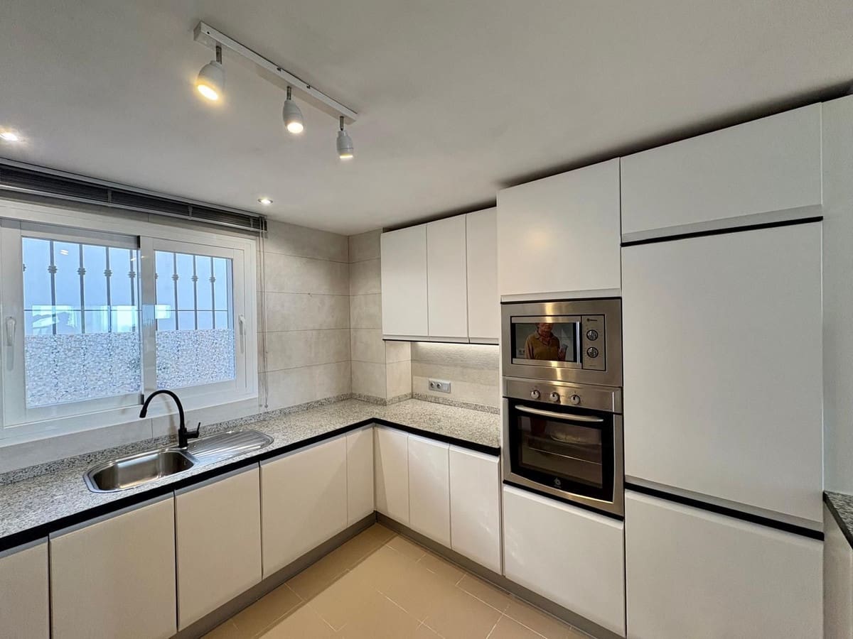 2 bedroom Apartment for sale in Calahonda with pool garage - € 429,000 (Ref: 9506183)