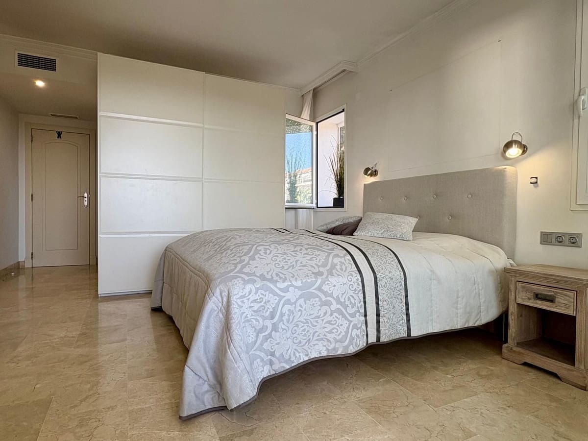 2 bedroom Apartment for sale in Calahonda with pool garage - € 429,000 (Ref: 9506183)