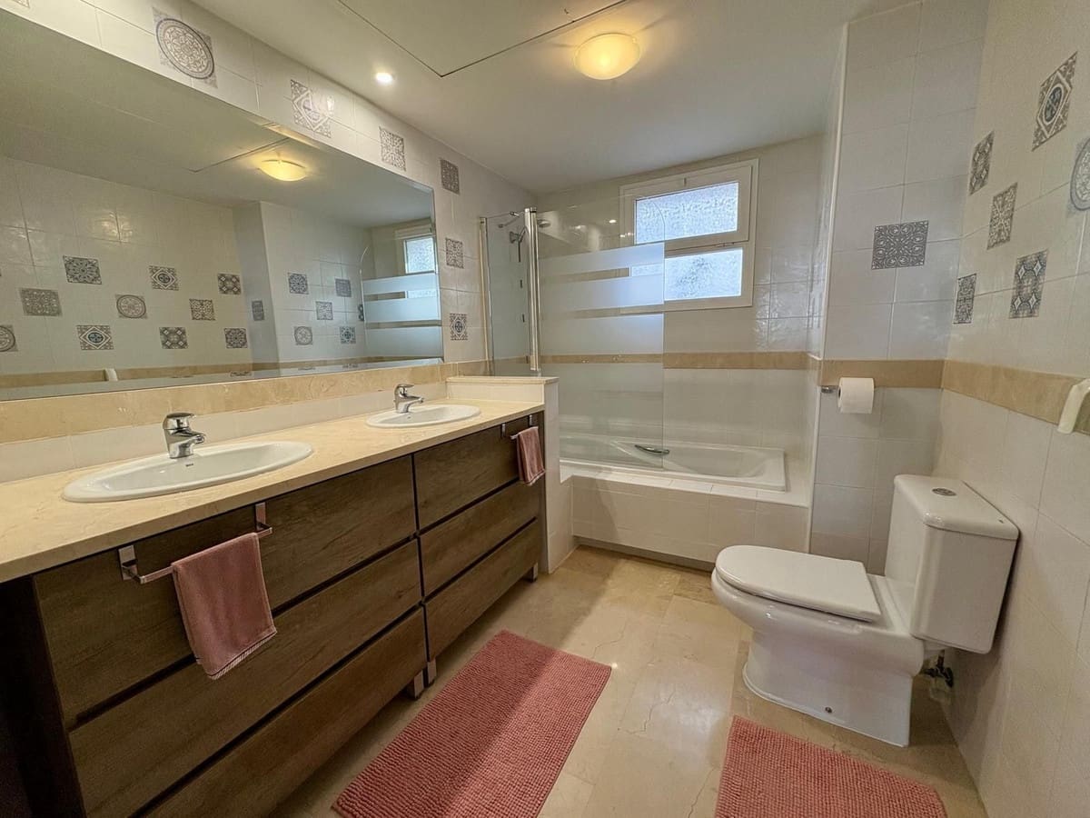 2 bedroom Apartment for sale in Calahonda with pool garage - € 429,000 (Ref: 9506183)