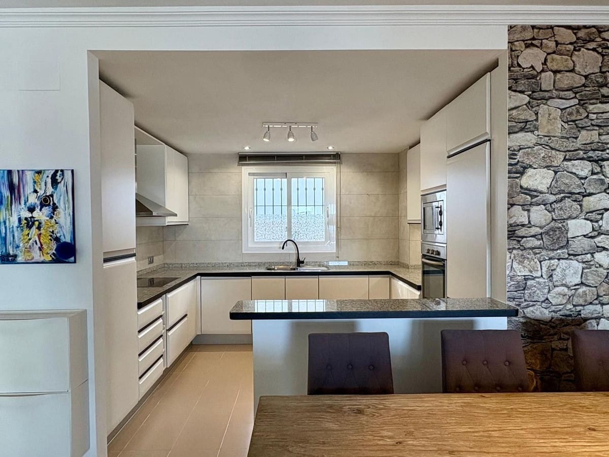 2 bedroom Apartment for sale in Calahonda with pool garage - € 429,000 (Ref: 9506183)