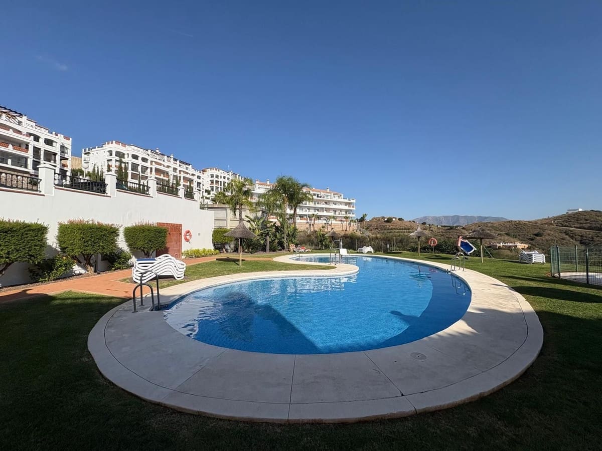 2 bedroom Apartment for sale in Calahonda with pool garage - € 429,000 (Ref: 9506183)