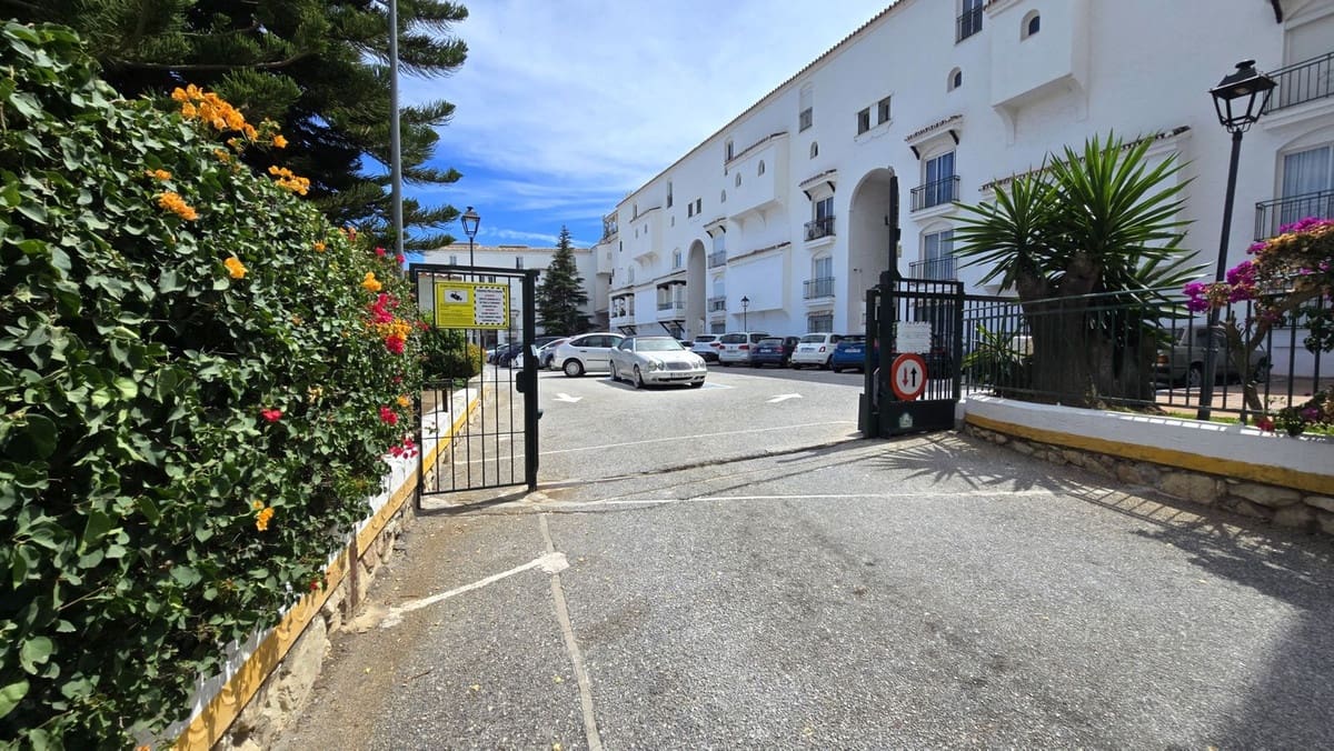 2 bedroom Apartment for sale in Calahonda with pool - € 299,950 (Ref: 9506202)