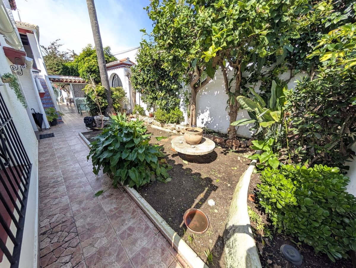 3 soveværelse Semi-Rækkehus til salg i El Rosario med swimmingpool - € 565.000 (Ref: 9506212)