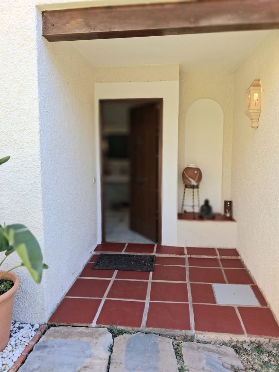 4 bedroom Villa for sale in Calahonda with pool garage - € 950,000 (Ref: 9506394)