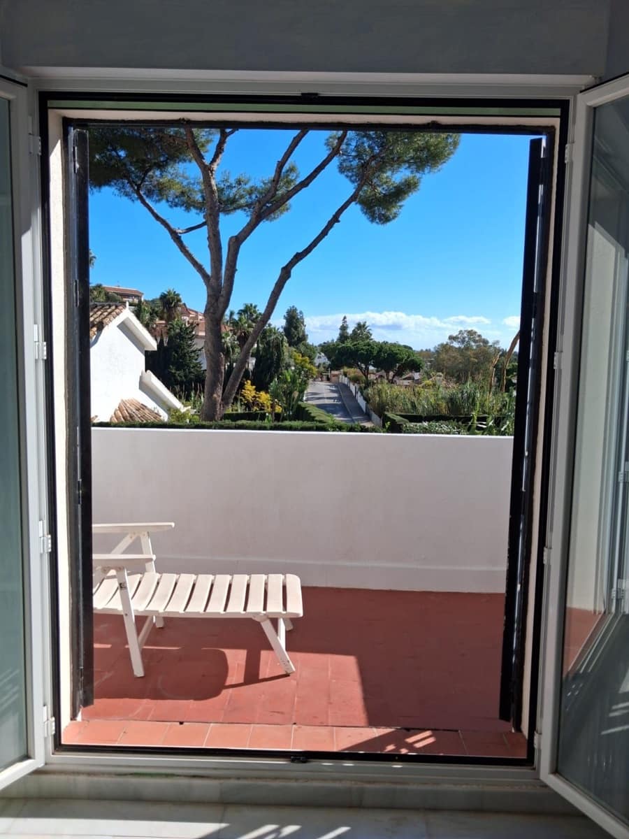 4 bedroom Villa for sale in Calahonda with pool garage - € 950,000 (Ref: 9506394)