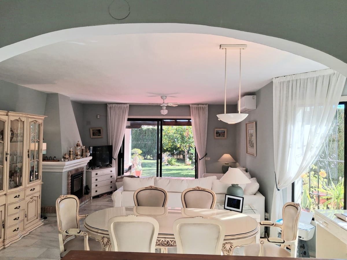 4 bedroom Villa for sale in Calahonda with pool garage - € 950,000 (Ref: 9506394)