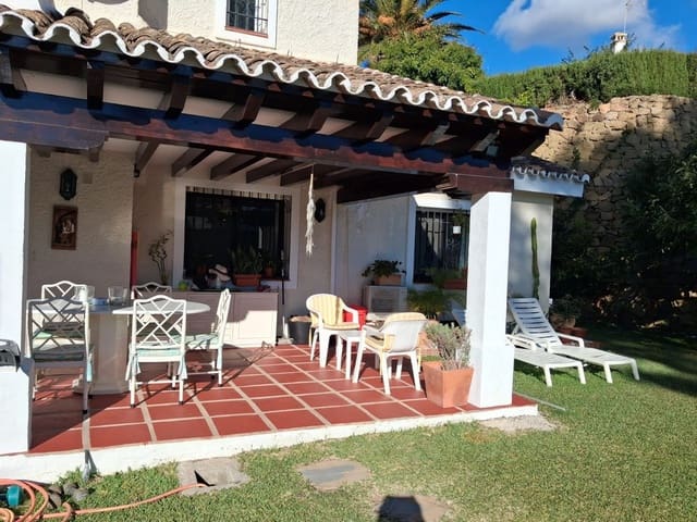 4 bedroom Villa for sale in Calahonda, Mijas with pool garage - € 950,000 (Ref: 9506394)