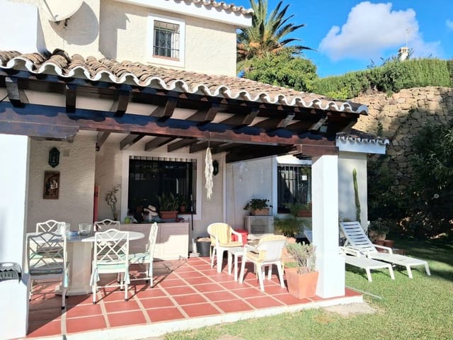 4 bedroom Villa for sale in Calahonda, Mijas with pool garage - € 950,000 (Ref: 9506394)