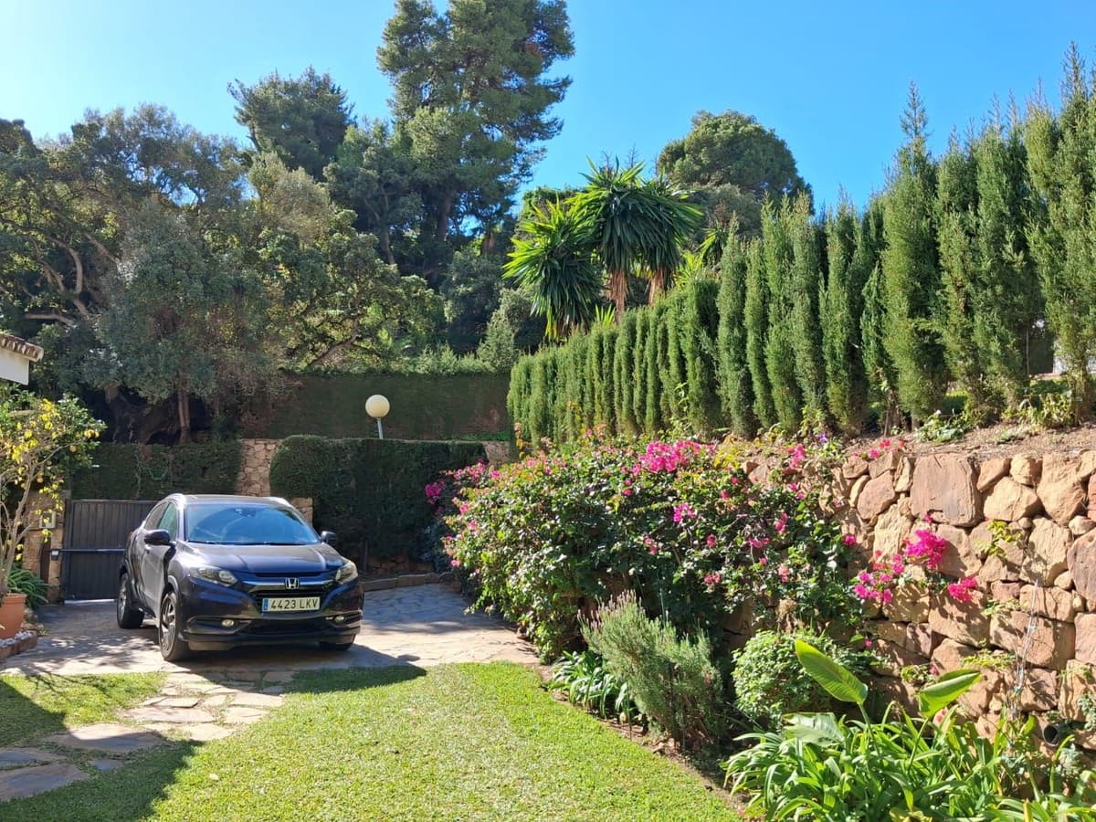 4 bedroom Villa for sale in Calahonda with pool garage - € 950,000 (Ref: 9506394)