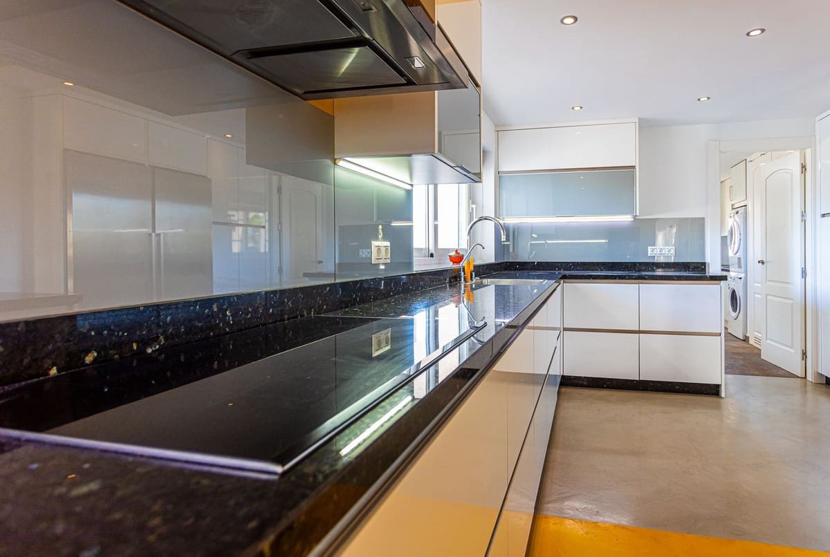 8 bedroom Villa for sale in Benalmadena with pool garage - € 8,000,000 (Ref: 9506532)