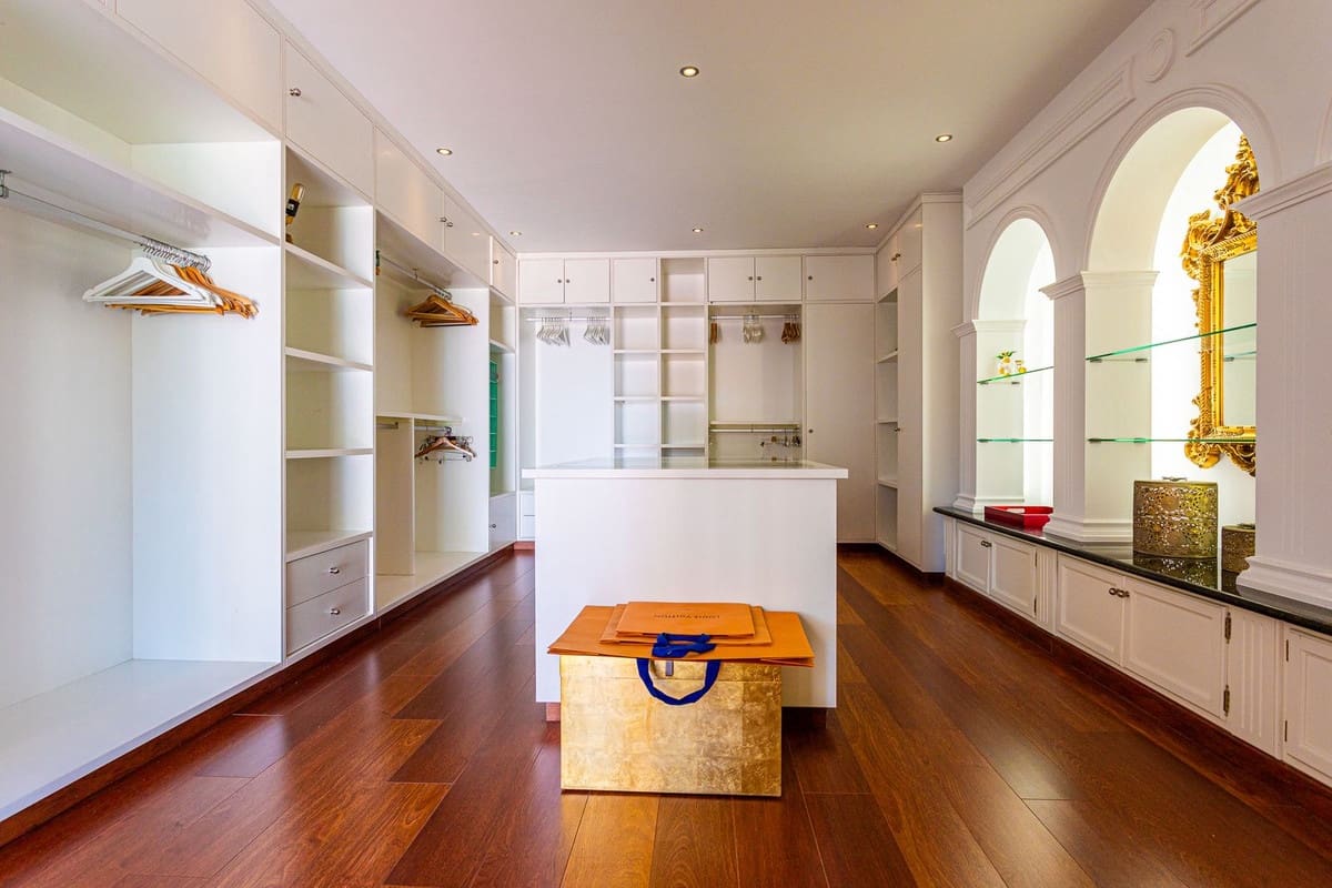 8 bedroom Villa for sale in Benalmadena with pool garage - € 8,000,000 (Ref: 9506532)