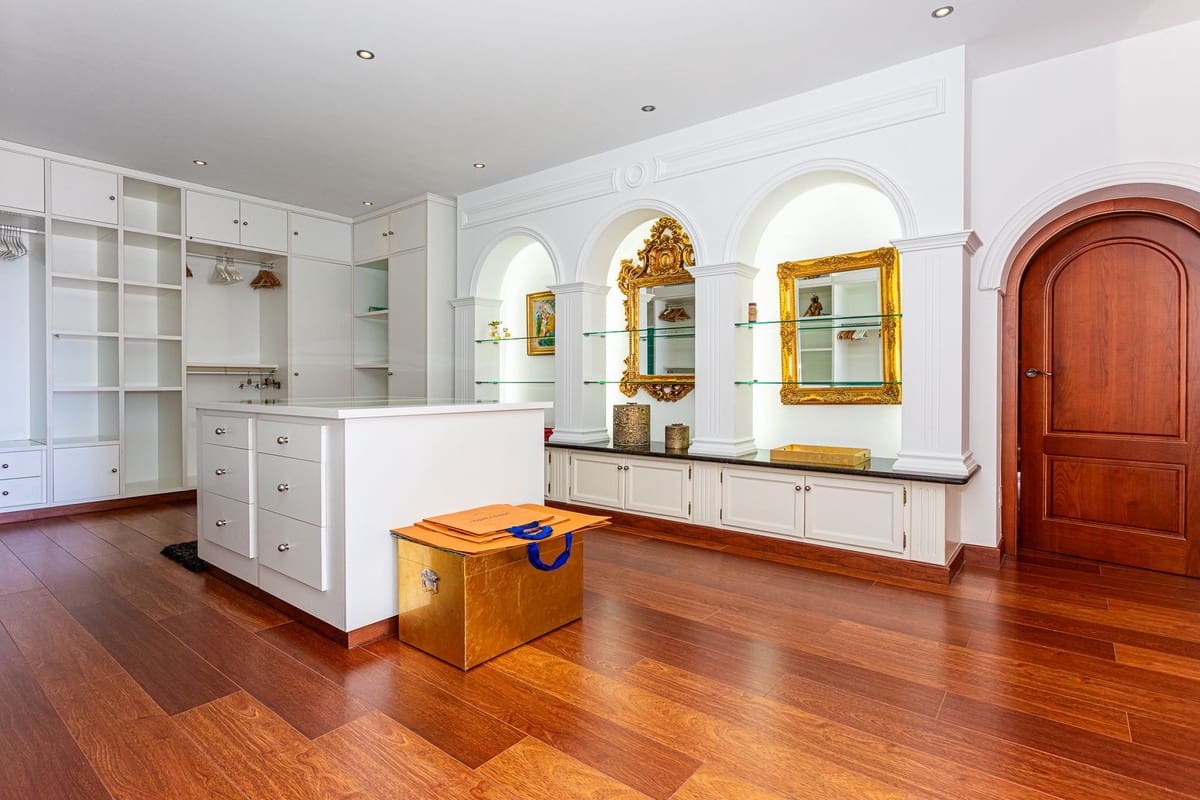 8 bedroom Villa for sale in Benalmadena with pool garage - € 8,000,000 (Ref: 9506532)