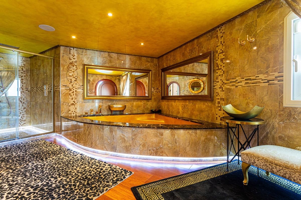 8 bedroom Villa for sale in Benalmadena with pool garage - € 8,000,000 (Ref: 9506532)