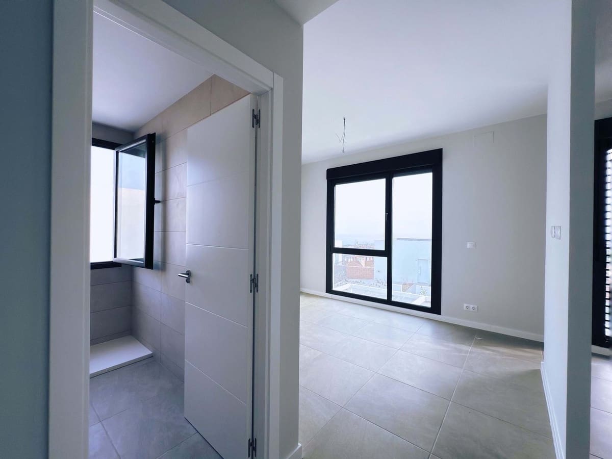 4 makuuhuone Paritalo myytävänä paikassa Riviera del Sol mukana uima-altaan 
autotalli - 599 000 € (Ref: 9506548)