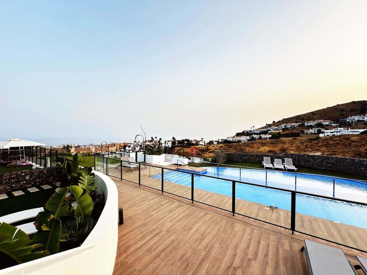 4 makuuhuone Paritalo myytävänä paikassa Riviera del Sol mukana uima-altaan 
autotalli - 599 000 € (Ref: 9506548)