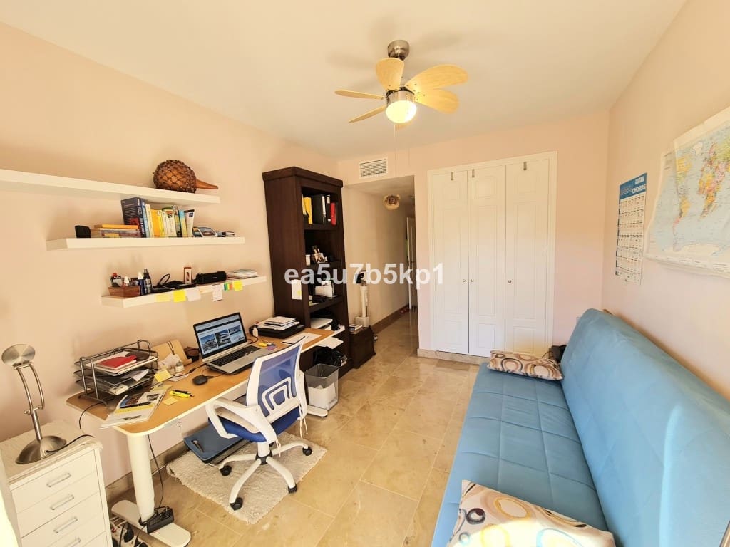 2 slaapkamer Appartement te koop in La Duquesa / Puerto de la Duquesa met zwembad - € 309.800 (Ref: 9506550)