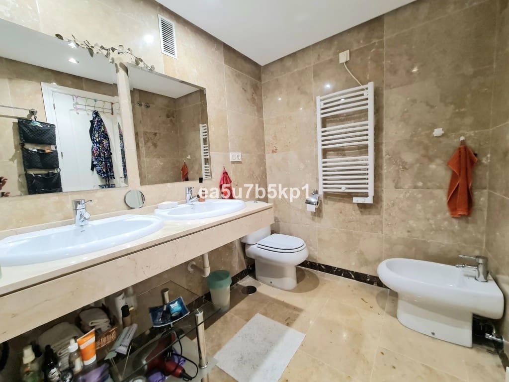 2 slaapkamer Appartement te koop in La Duquesa / Puerto de la Duquesa met zwembad - € 309.800 (Ref: 9506550)