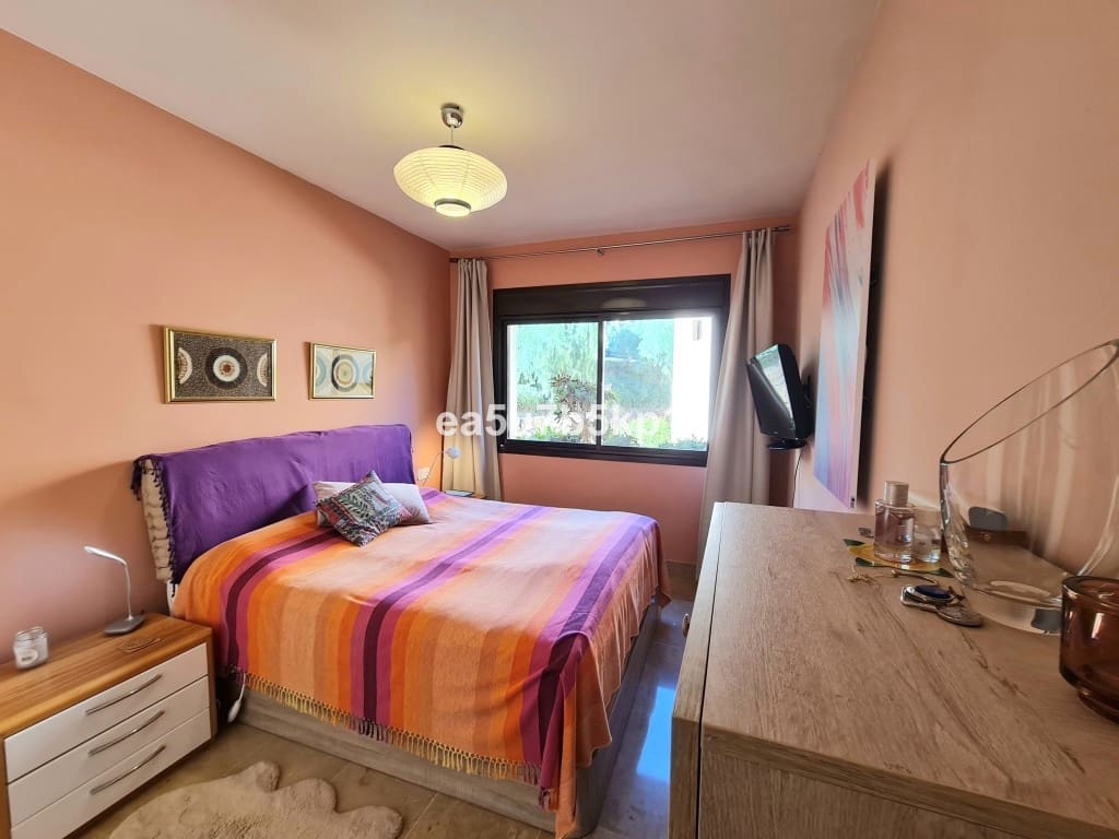 2 slaapkamer Appartement te koop in La Duquesa / Puerto de la Duquesa met zwembad - € 309.800 (Ref: 9506550)