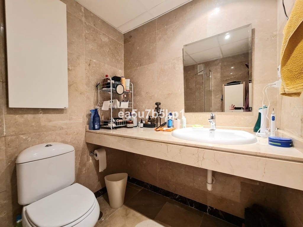 2 slaapkamer Appartement te koop in La Duquesa / Puerto de la Duquesa met zwembad - € 309.800 (Ref: 9506550)