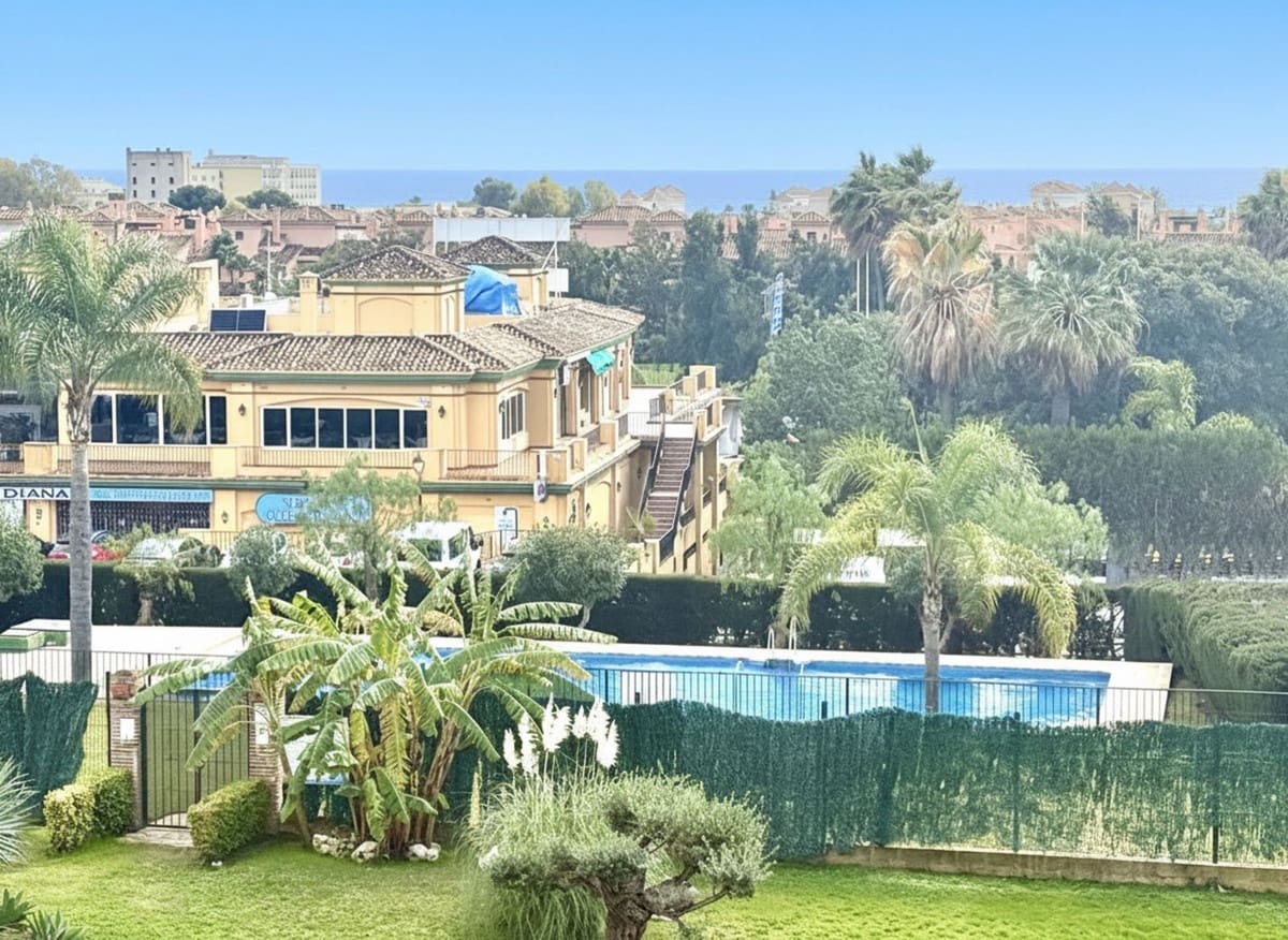 Apartamento de 3 habitaciones en San Pedro de Alcantara en venta con piscina garaje - 295.000 € (Ref: 9508081)