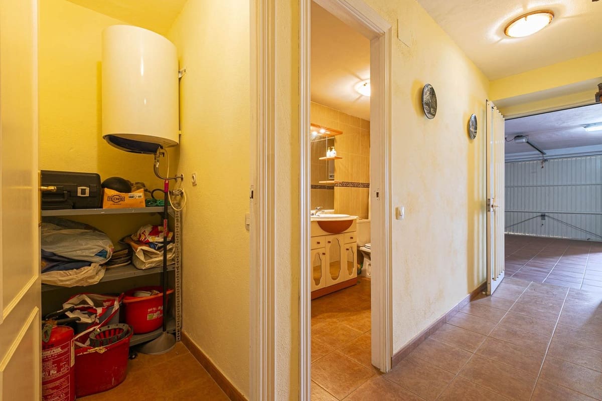 6 bedroom Townhouse for sale in Marbella with pool garage - € 610,000 (Ref: 9508087)