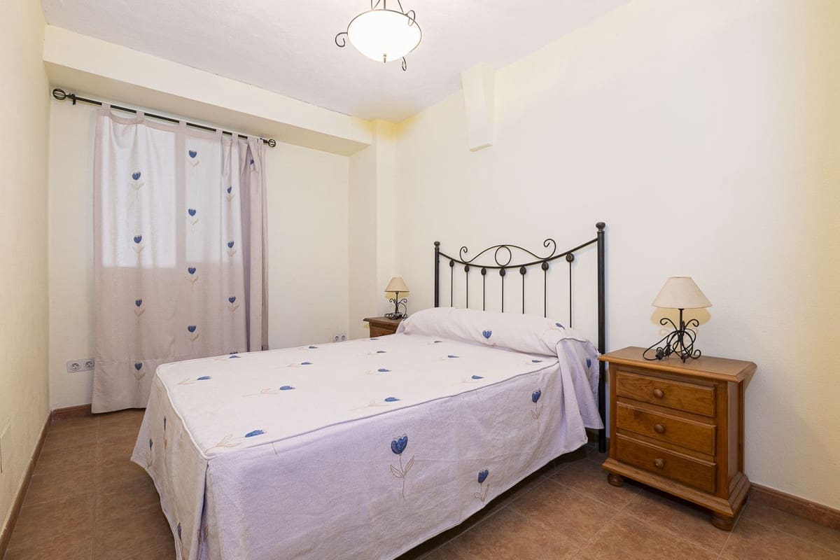 6 bedroom Townhouse for sale in Marbella with pool garage - € 610,000 (Ref: 9508087)