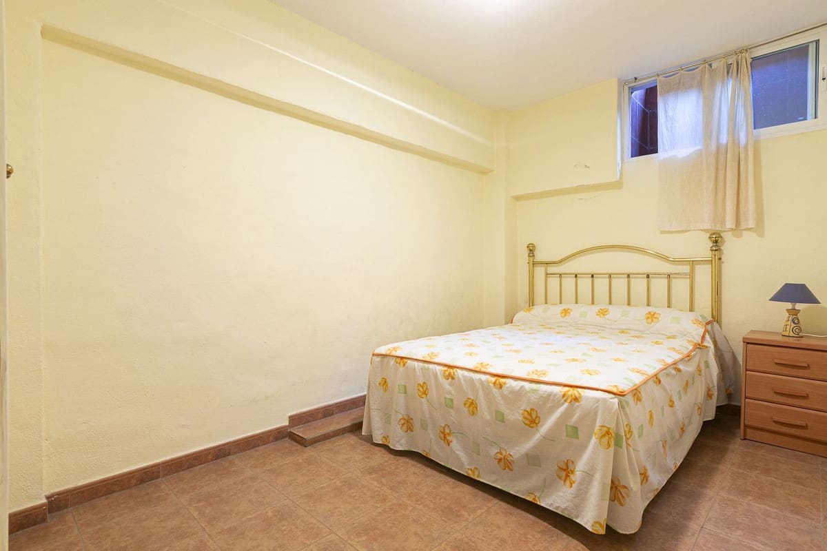 6 bedroom Townhouse for sale in Marbella with pool garage - € 610,000 (Ref: 9508087)