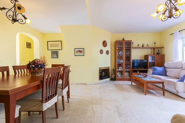 6 bedroom Townhouse for sale in Marbella with pool garage - € 610,000 (Ref: 9508087)