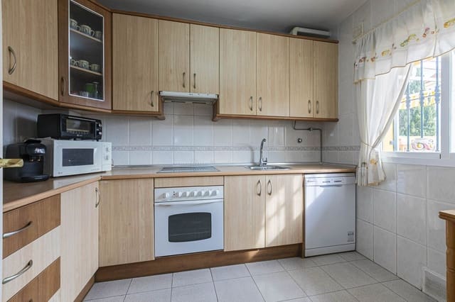 6 bedroom Townhouse for sale in Marbella with pool garage - € 610,000 (Ref: 9508087)